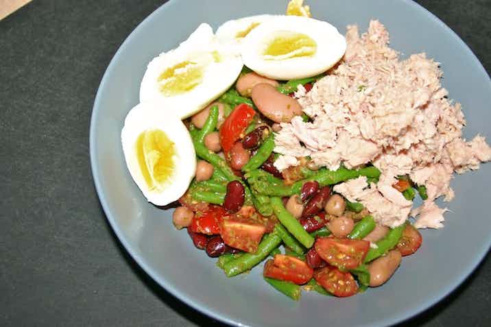 Bønnesalat med tomater, pesto, tun og æg