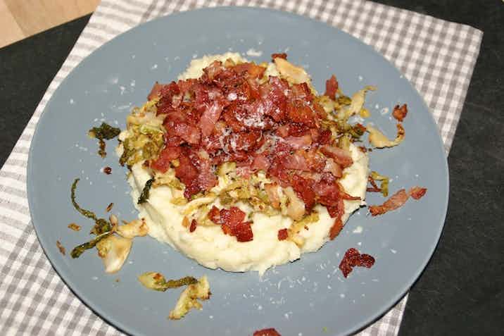 Blomkåls- og parmesanmos med savoykål og bacon