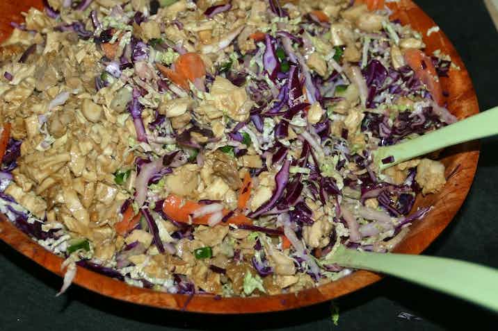 Asiatisk kyllingesalat - færdig salat
