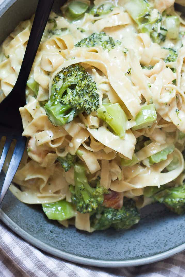 pasta-alfredo-kylling-broccoli-1