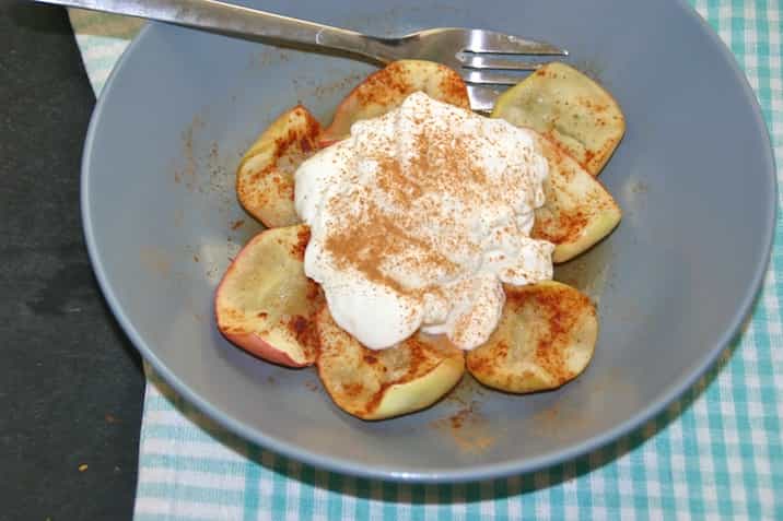 Bagte æbler med kanel og skyr, færdig