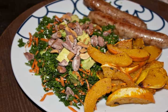 Fennikelpølser, hvidløgsbagt græskar og grønkålssalat med gulerod, avocado og saltmandler