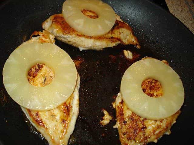 Cajunkylling og grøntsagsris med ananas