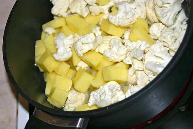 Paprikakyllingegryde med mos af kartofler og blomkål