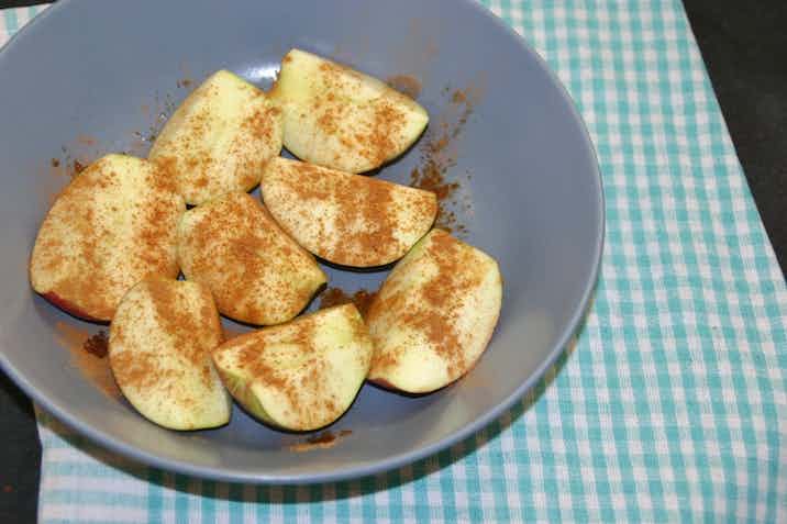 Bagte æbler med kanel og skyr, inden mikro