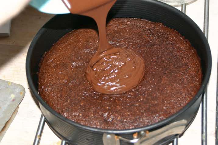 Daddelchokoladekage med ganache - ganache på kage