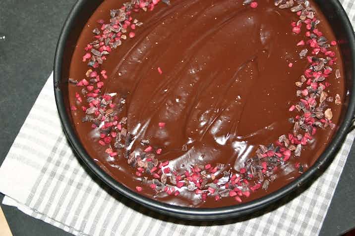 Daddelchokoladekage med ganache - med pynt