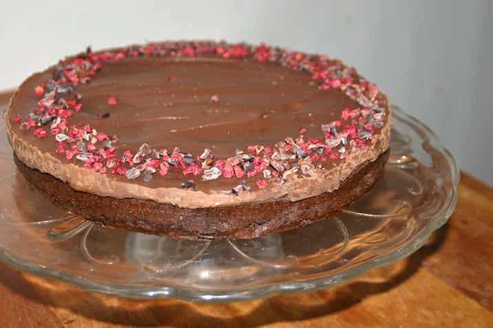 Daddelchokoladekage med ganache - hel kage