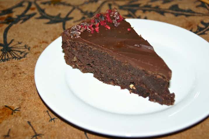 Daddelchokoladekage med ganache - stykke