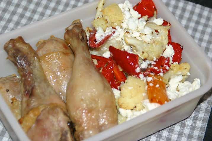 Saltede kyllingelår + bagt blomkål og peberfrugt med feta