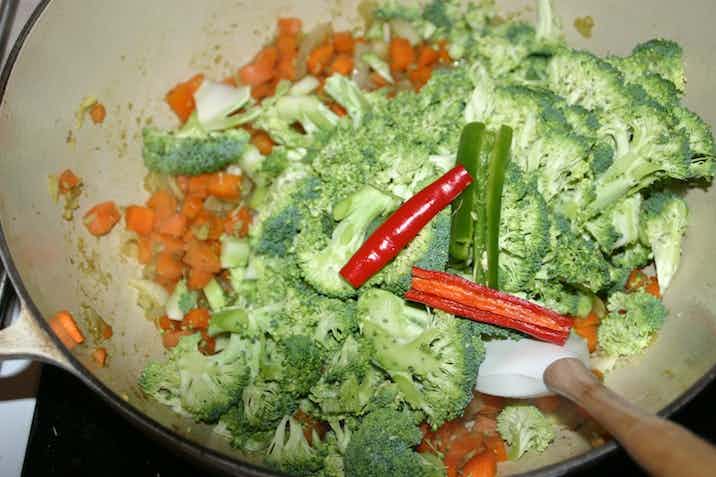 Spicy thaisuppe med rejer - grøntsager svitses 2