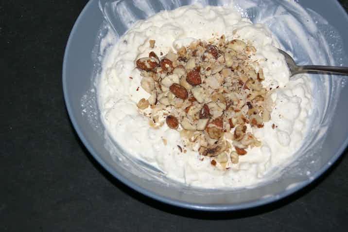 Græsk yoghurt, hytteost og fløde med nøddeknas