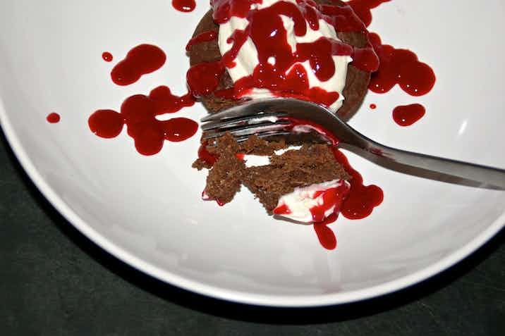 Chokoladekage uden mel med flødeskum og hindbærcoulis - haps