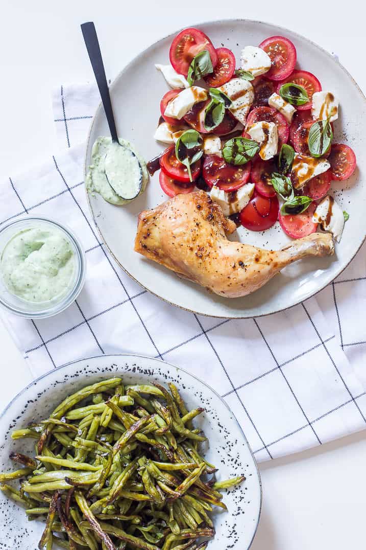 kylling-pestomayo-boennefritter-tomatsalat-1