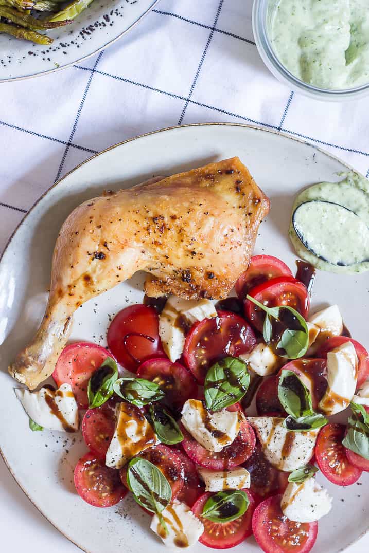 kylling-pestomayo-boennefritter-tomatsalat-3