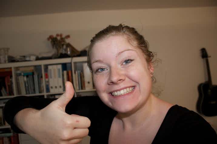 Xenia med thumbs up