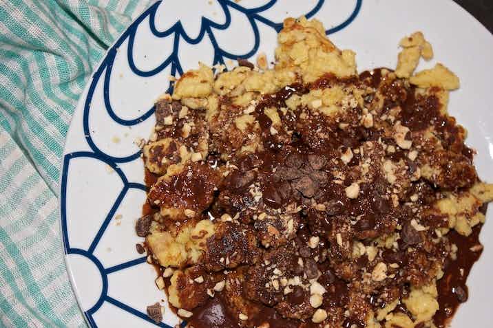 Skramlede pandekager med chokoladesauce