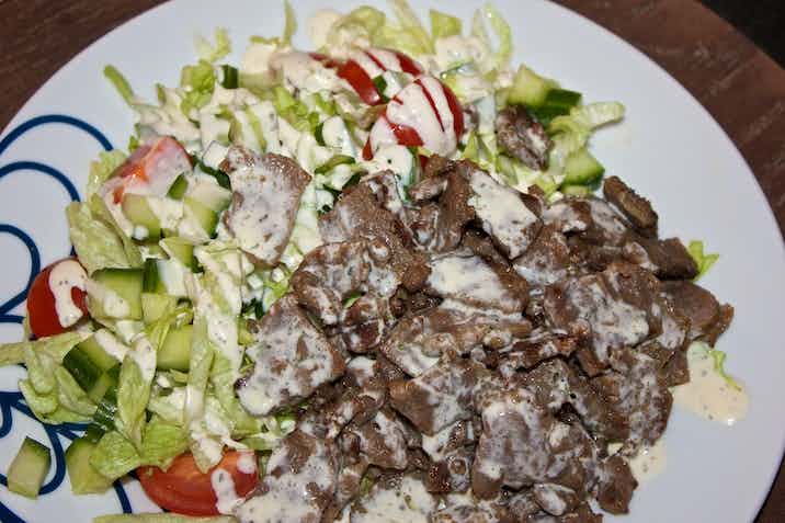 Kebab-salat med creme fraiche-dressing