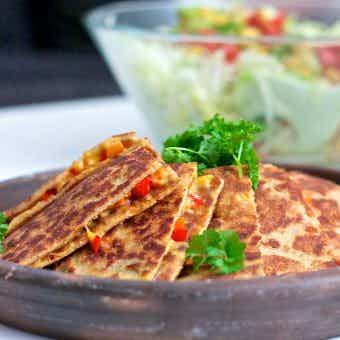 Quesadillas med cheddar, chili og peberfrugt & salsasalat