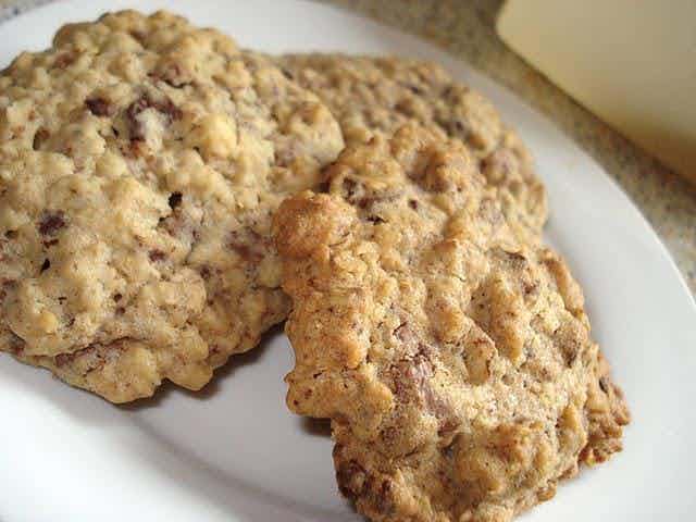 Havregrynscookies med chokolade og nødder