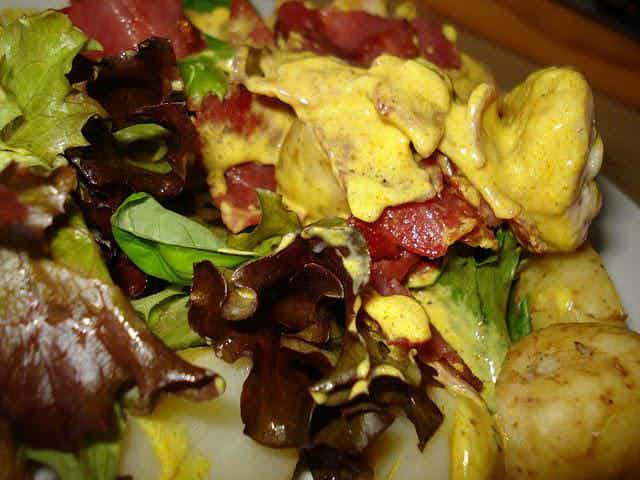 Kartoffelsalat med kylling, kalkunbacon og karrydressing