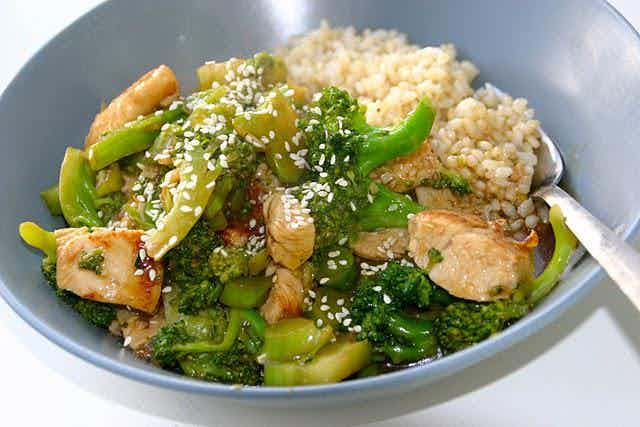 Kinesisk kylling og broccoli