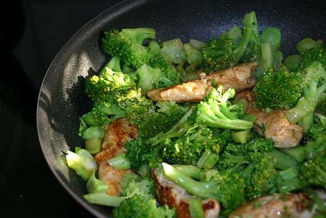 Kinesisk kylling og broccoli