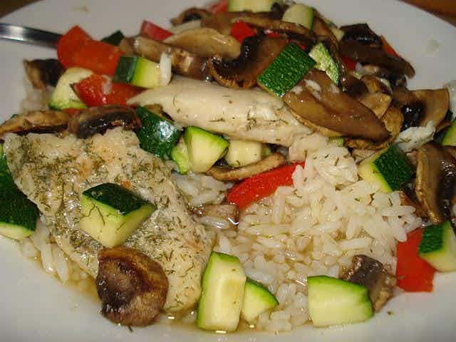 Pangasius og grønsager i bouillon med ris