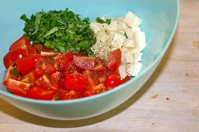 Pastasalat med tomat, mozzarella og basilikum