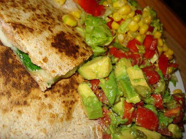 Quesadillas med laks, spinat og grov guacamole med jalapeños