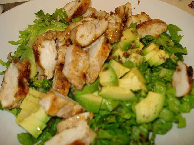 Salat med kylling og avocado