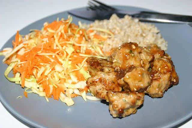 Thai kyllingekødboller med basilikum og brune ris med asiatisk råkost