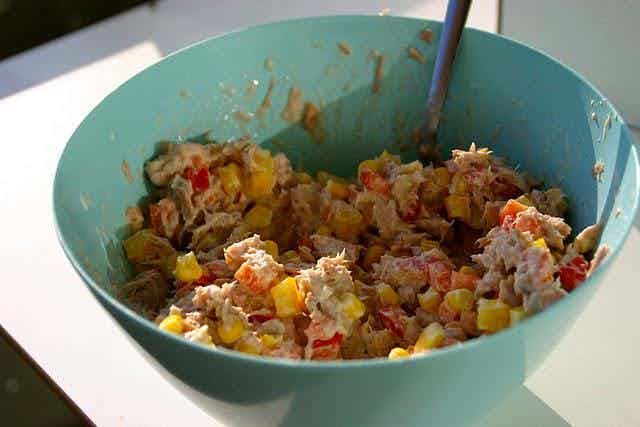 Tunsalat med majs og rød peber